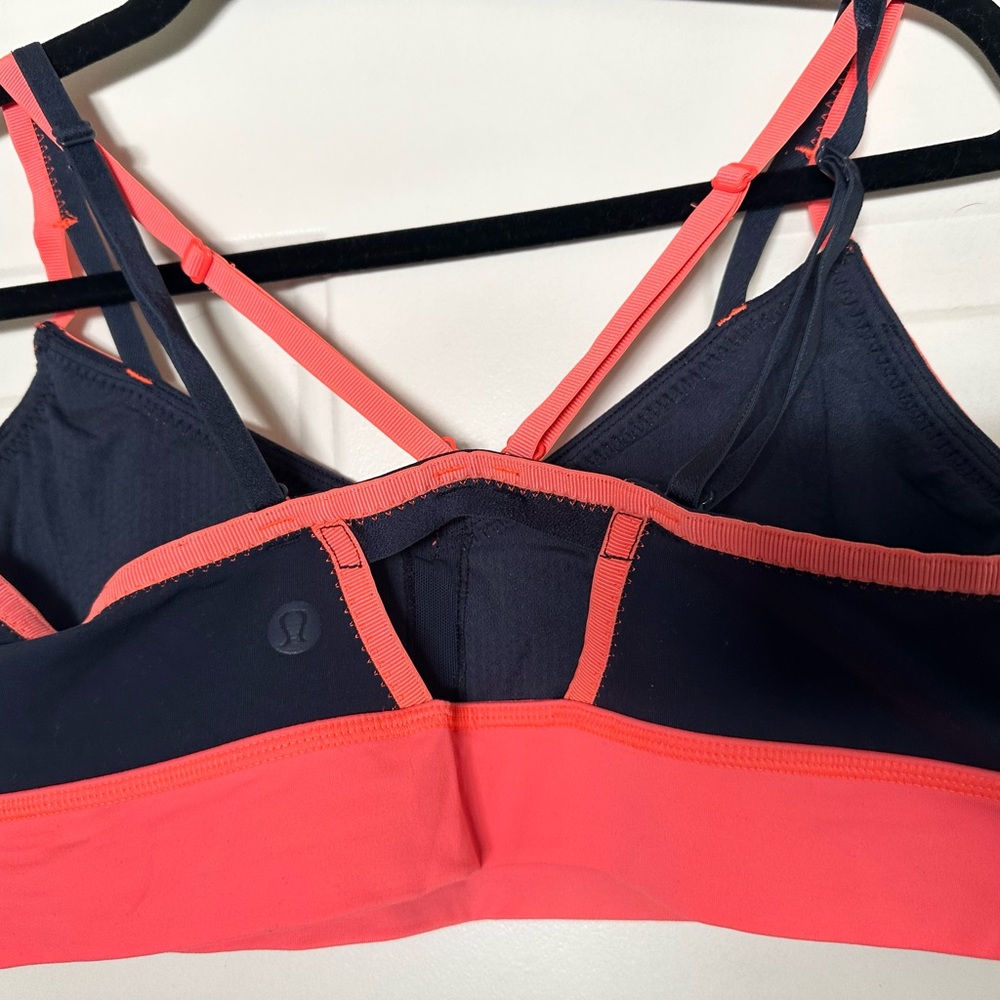 LULULEMON LIKE NEW Sports Bra Large RARE FIND - Picture 2 of 2